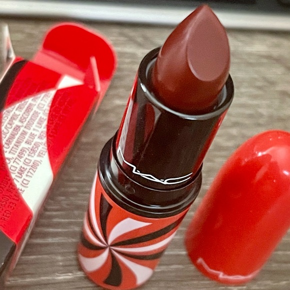 MAC • Hypnotizing Holiday Matte Lipstick ‘Magic Charmer’ - Picture 3 of 10